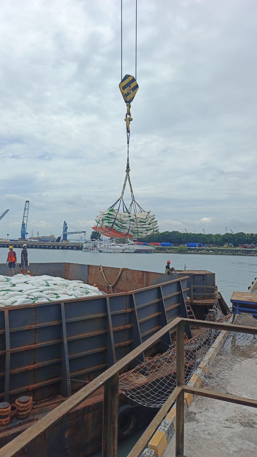 Loading & Distribusi 3.800 Ton Pupuk RP Original Egypt (Gresik - Nunukan)